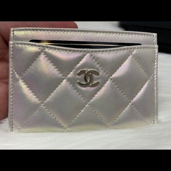 [SOLD] Chanel Ivory Iridescent Quilted Card Holder - Picture 5 of 15
